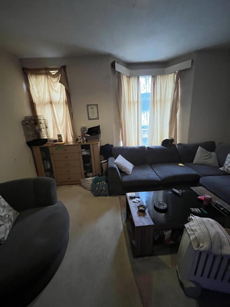 Lot: 30 - MIXED USE INVESTMENT IN TOWN CENTRE - Living room in flat, photograph provided to the auctioneers